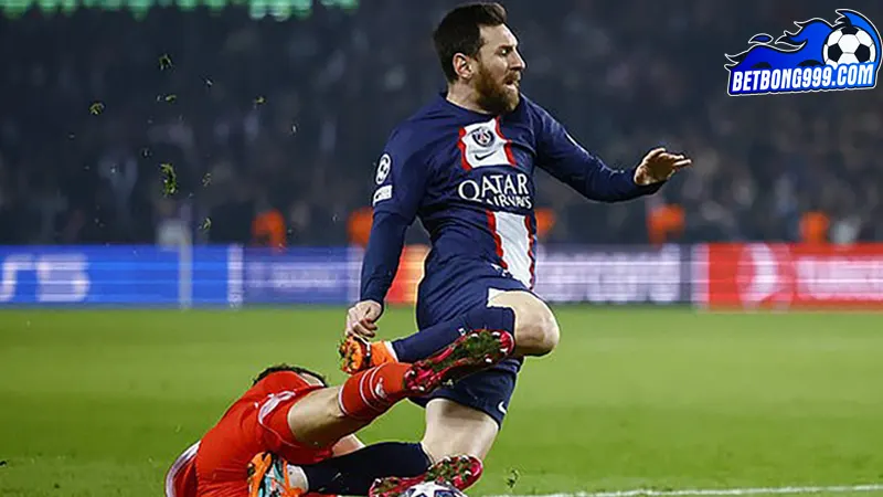 Pavard bị chỉ trích vì cản bóng nguy hiểm với Messi