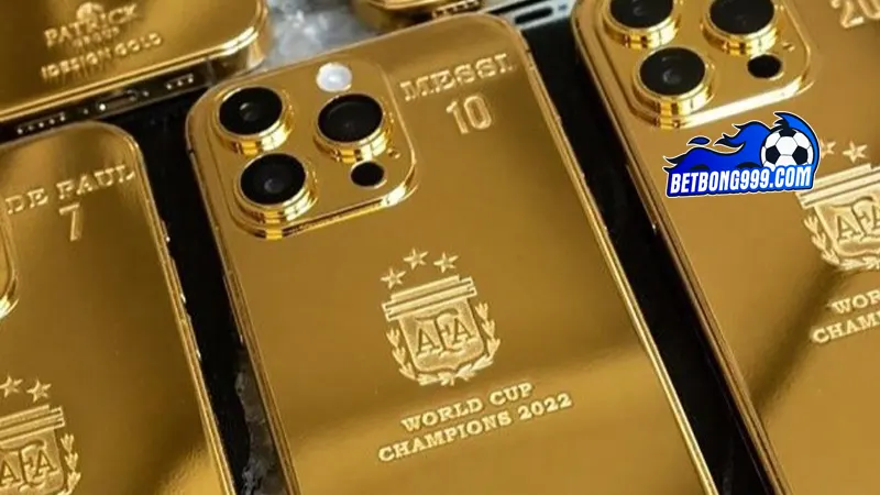 Lionel Messi tặng 35 chiếc iPhone mạ vàng cho nhân viên và đồng đội